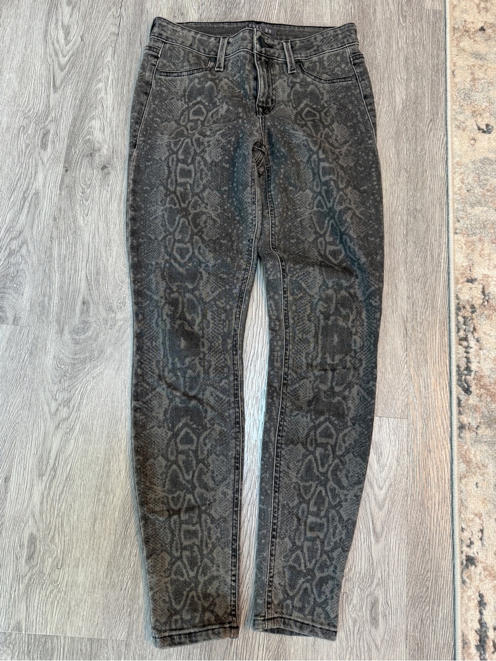 Level 99 Womens Snake Print Mid Rise Light Gray Button Zip Closure Jeggings 26